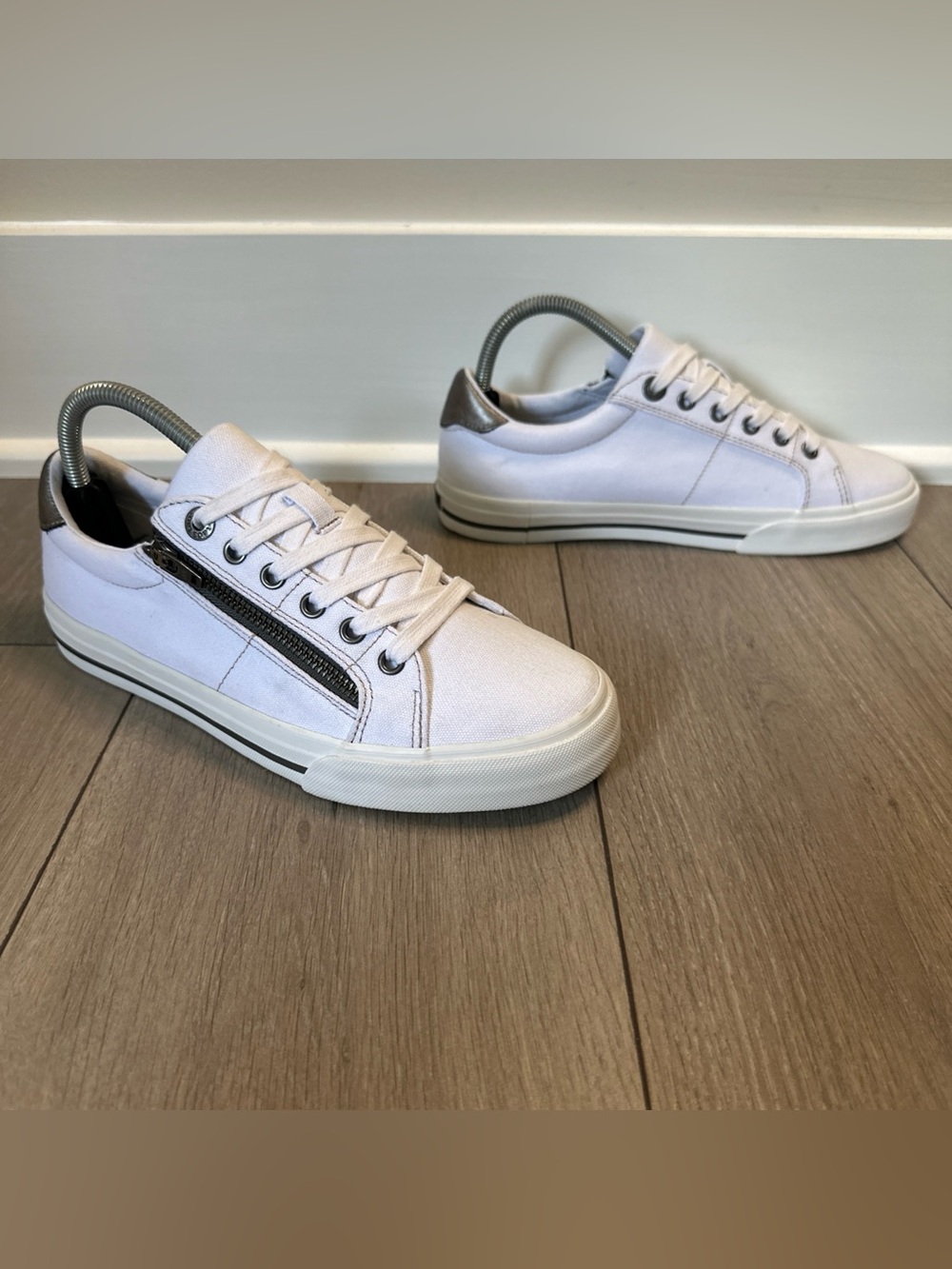 Taos Z Soul Women’s Size 8.5 Sneakers White Canvas Zip Comfort Shoes